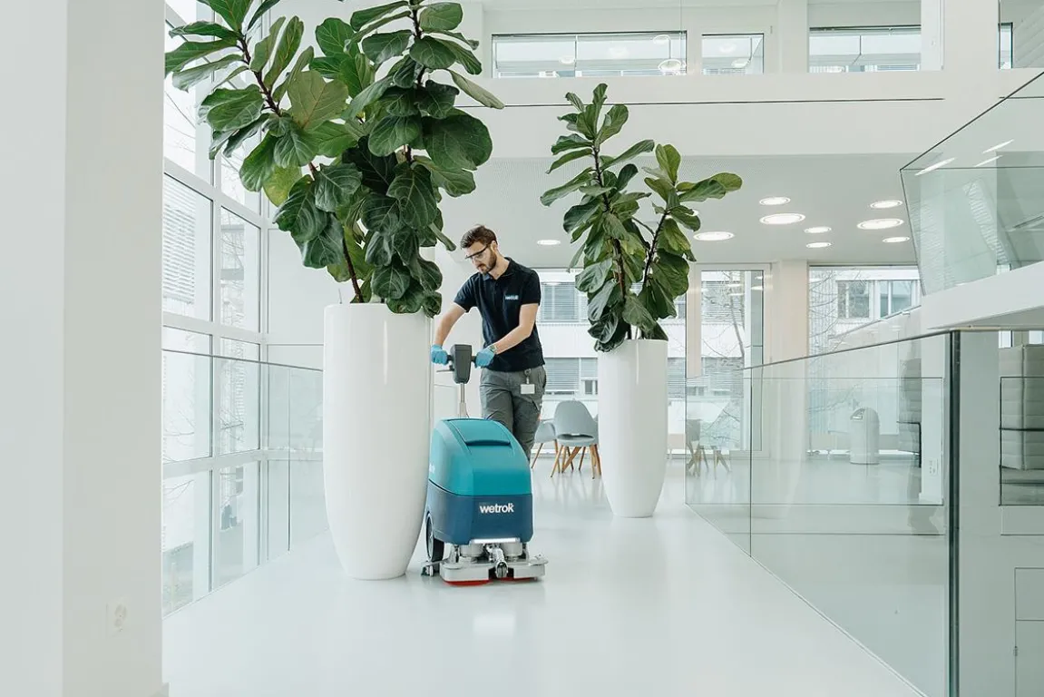 Kombiskurmaskin Wetrok Mambo Med Autodosering Li-Batteri